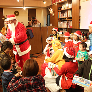 昨年のクリスマス家族会で、五十嵐サンタさんが子供達にプレゼントを配っている様子です！